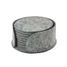 Set de posavasos redondos de fieltro gris apilados en su soporte circular, ideal como material promocional ecológico y corporativo