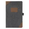 Toma visual de libretas promocionales ejecutivas en acabado textil gris con esquineros y placa central de curpiel café, además de sujetador elástico para bolígrafo ideal para grabado de marcas.