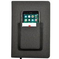 Toma fotográfica de libretas promocionales con textura de corcho sintético en color gris, elástico de cierre negro y listón separador para grabado corporativo.