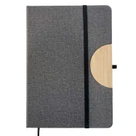 Toma visual de libretas promocionales con pasta rígida textil gris, detalle semicircular de bambú en el borde lateral, elástico de cierre negro y sujetador para bolígrafo ideal para grabado de marca.