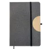 Toma visual de libretas promocionales con pasta rígida textil gris, detalle semicircular de bambú en el borde lateral, elástico de cierre negro y sujetador para bolígrafo ideal para grabado de marca.