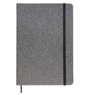 Toma fotográfica de libretas promocionales con textura de corcho sintético en color gris, elástico de cierre negro y listón separador para grabado corporativo.