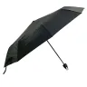 Paraguas plegable abierto de color negro en posición diagonal, ideal dentro de los utensilios para acampar y actividades al aire libre
