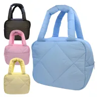 Toma fotográfica de lonchera conors promocional, ideal para personalización de marca.