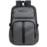 Toma fotográfica de backpacks promocionales ejecutivas en color gris de frente con múltiples compartimentos, cierres reforzados y cinta frontal decorativa para personalización de marcas.