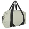 Toma visual de maletas backpacks deportivas en color beige o gris claro con asas de mano negras en contraste, diseño tipo duffel bag de amplia capacidad e ideales para personalización de marcas.