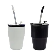 Toma fotográfica de termo potus promocional, ideal para personalización de marca.