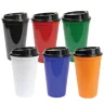 Toma fotográfica de vaso latte promocional, ideal para personalización de marca.